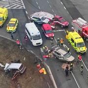 Vážná dopravní nehoda na sjezdu z dálnice, hlášeno je sedm zraněných