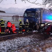 Po střetu s kamionem skončil osobní vůz na střeše