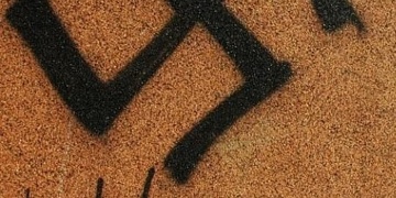 Hákový kříž na hrobě