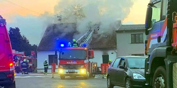 Ranní požár, majitel skončil v nemocnici, psi unikli bez zranění