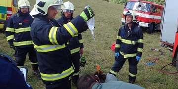 Vlastní traktor přejel muži dolní část těla