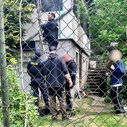 Žena muže zbila kovovou trubkou a pak ho polila benzínem