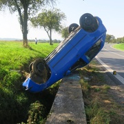 Těžce opilý řidič převrátil auto, ve kterém vezl dvě děti