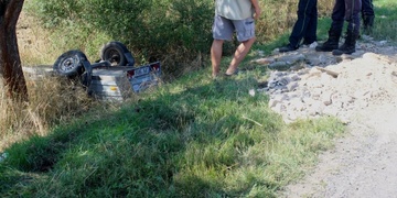 Vozidlo s vlekem havarovalo za Vochovem, hasiči odstraňují následky