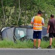 Po střetu dvou aut skončila mladá řidička v příkopu