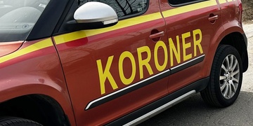 Dvaapadesátiletý muž zemřel pod památeční vrbou