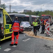 Při střetu vozů byli zraněni dva lidé
