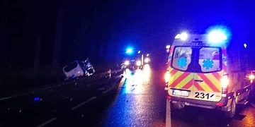 Muž zemřel po nárazu do stromu