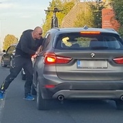 Agresivní muž psychicky neustál předjetí a zbil druhého řidiče