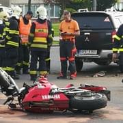 Motorkář utrpěl při střetu s autem mnohačetná zranění