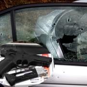 Vzduchová pistole přeci neprostřelí okno auta, nebo ano?