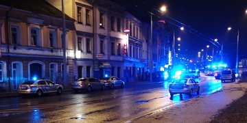 V Borské ulici byl nalezen těžce zraněný člověk, policie hledá svědky