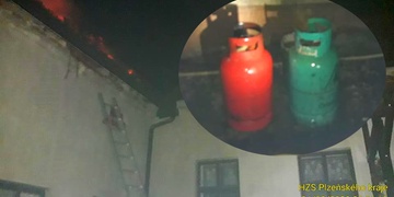 Noční požár domu