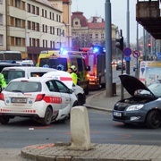 Střet vozidla dispečera PMDP s vozem na přepravu krve