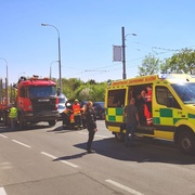 Nákladní vůz hrnul osobní auto před sebou