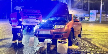 Auto zůstalo viset na ostrůvku a zbytcích dopravního značení