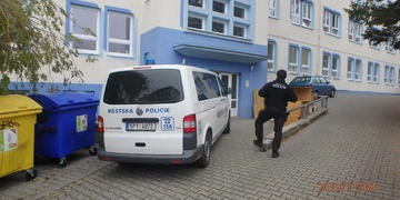 Muži unikalo vše a všemi tělními otvory