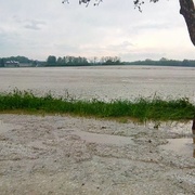 Zaplavená pole, neprůjezdné silnice i přetékající rybník – , 