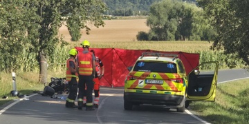 Během dvou hodin další tragická dopravní nehoda, tentokrát zemřel motocyklista