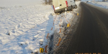 Opilý řidič havaroval a opilý cizinec se popral na policejní služebně