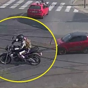 Když se špatný řidič potká se vzteklým motorkářem