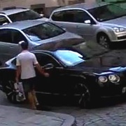 Nové video - poznáte muže?
