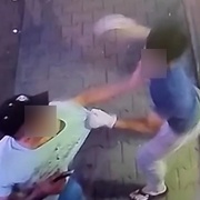 Mladý Němec okradl a pěstmi napadl Vietnamku
