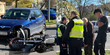 Střet osobního vozu s motorkářem