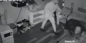 Seniora doma přepadli a mučili