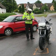 Řidič vycouval přímo do cesty přijíždějícímu motorkáři