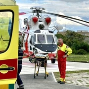 Silně popáleného muže musel do nemocnice transportovat vrtulník