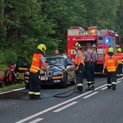 Motocyklista vjel do skupinky dětí, jedno z nich zemřelo na místě