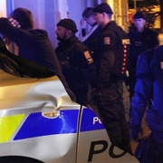 Policejní Hyundai versus fanoušek - rozbili se oba