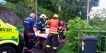 Muž se nabodl na lešenářskou trubku a málem vykrvácel