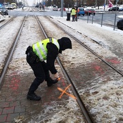 Hluchoněmá žena vešla přímo před přijíždějící tramvaj