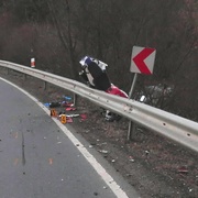 Čelní střet auta s motocyklistou