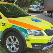 Muže srazilo a zaklínilo jeho vlastní auto