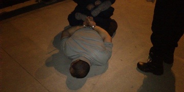 Bitka na nádraží: Zraněný pachatel, zraněný strážník, zničená uniforma a poškozená vysílačka