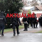 Povstání v zařízení pro uprchlíky, běženci demolují vybavení a napadají policisty