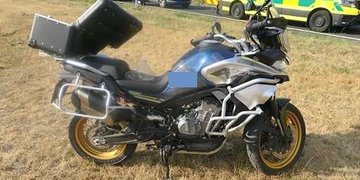 Motorkář vezoucí dceru nezvládl svůj stroj a havaroval