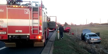 Nehoda na D5, dvě auta vyletěla z dálnice