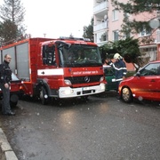 Z drobného požáru balkonu mohl shořet celý byt - hasiči se nemohli dostat k zásahu