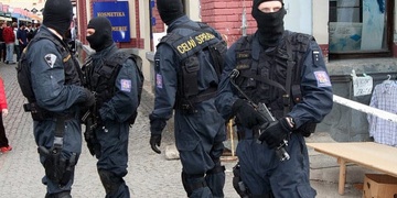 V noci zadrželi celníci pašeráka lidí, ve voze měl 15 utečenců ze Sýrie