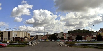 Řidič srazil ženu a z místa ujel