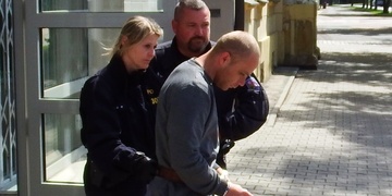 Polák jde do vazby, hrozí mu 8 let