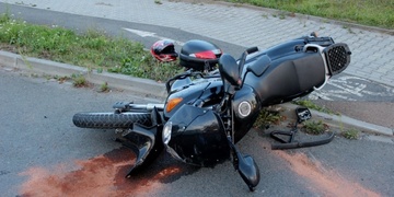 Střet motorky a osobního vozu v Borské ulici