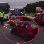 Nehoda autobusu a tří aut uzavřela silnici na Domažlice