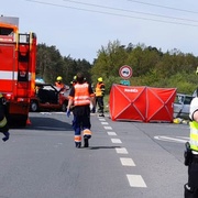 Tragická dopravní nehoda, jeden mrtvý, dva těžce zranění - aktualizováno