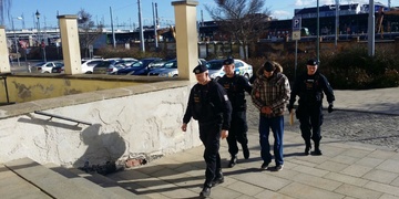 Opilý polák pobodal svou opilou těhotnou přítelkyni