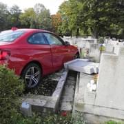 Seniorka s autem řádila na hřbitově